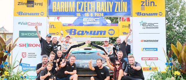 Mistr České republiky v rally v sezoně 2024 Dominik Stříteský s ostatními členy Vančík Racing na cílové rampě Barum Rally Zlín