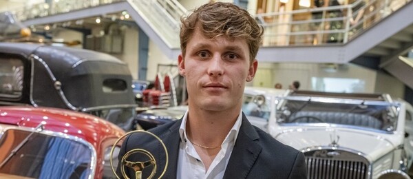 Roman Staněk s cenou za vítězství v anketě Zlatý volant 2024