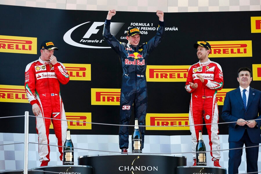 Max Verstappen se raduje ze svého prvního vítězství v F1