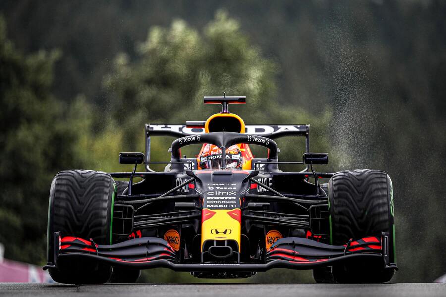 Max Verstappen v monopostu Red Bullu z roku 2021