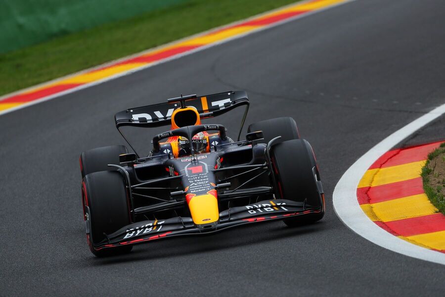 Max Verstappen v monopostu Red Bullu z roku 2022