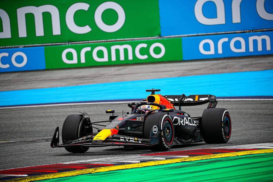 Max Verstappen v monopostu Red Bullu z roku 2023