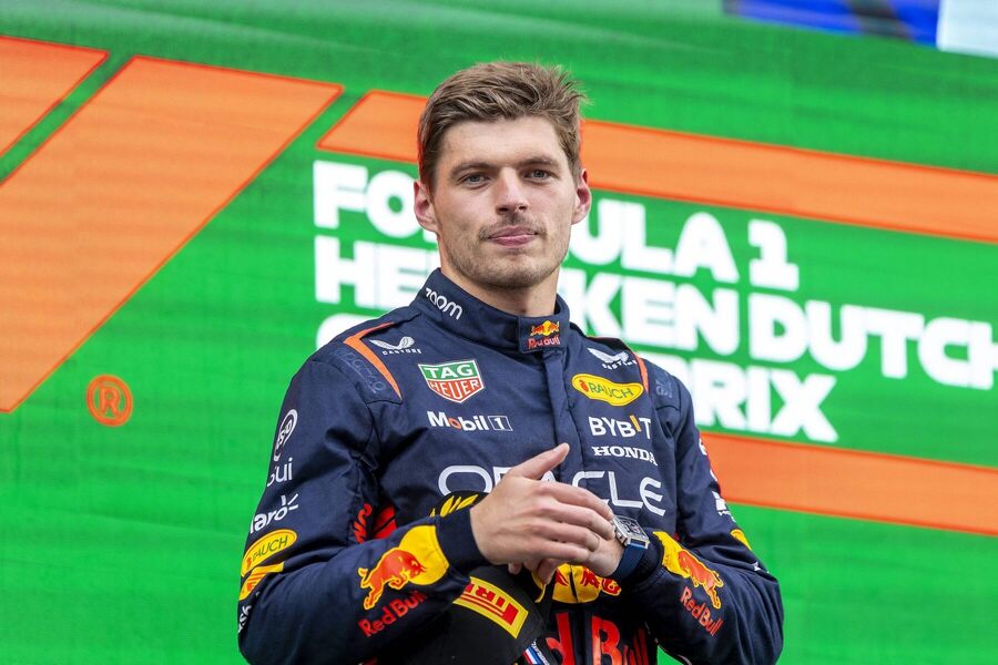 Max Verstappen na pódiu po VC Nizozemska 2024