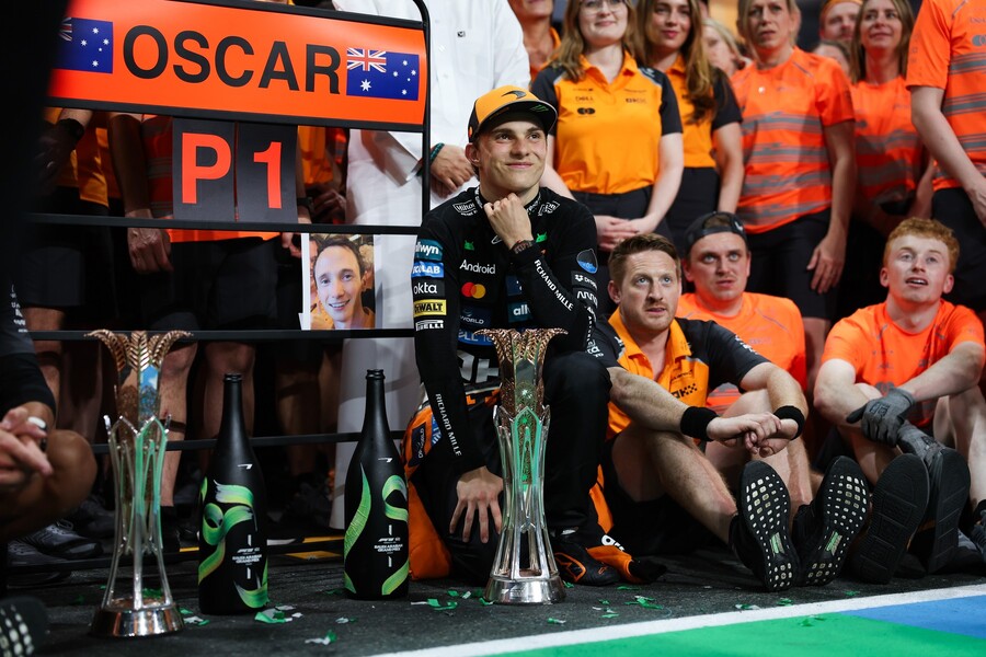 Oscar Piastri s vítěznou trofejí po VC Saudské Arábie