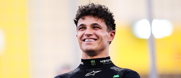 Usmívající se Lando Norris před Velkou Cenou Bahrajnu 2025