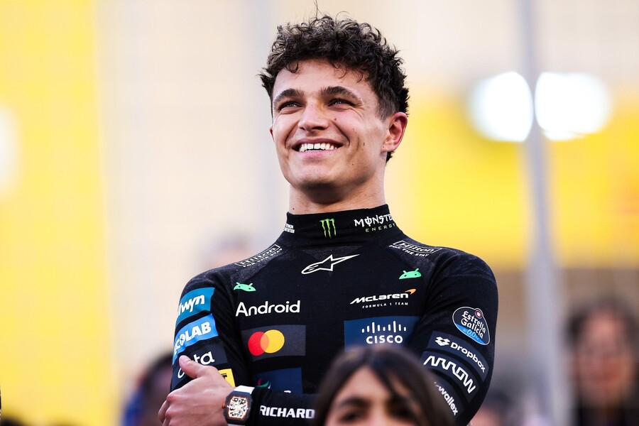 Usmívající se Lando Norris před Velkou Cenou Bahrajnu 2025