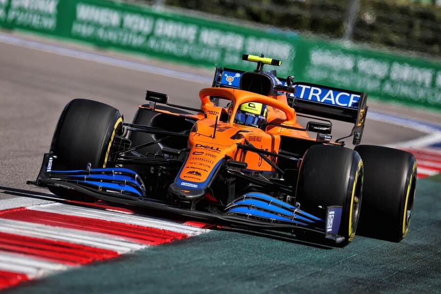 Lando Norris v monopostu McLarenu z roku 2021