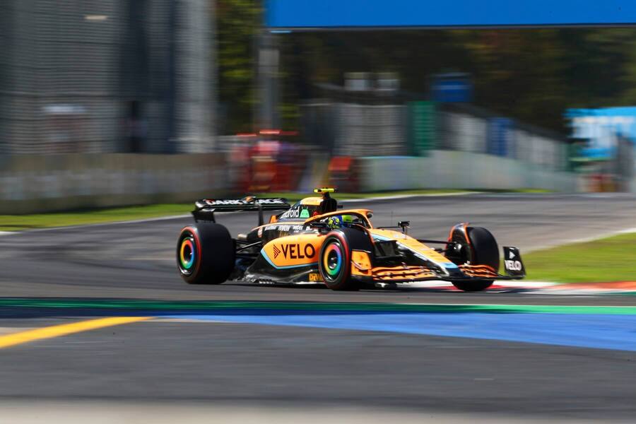 Lando Norris v monopostu McLarenu z roku 2022