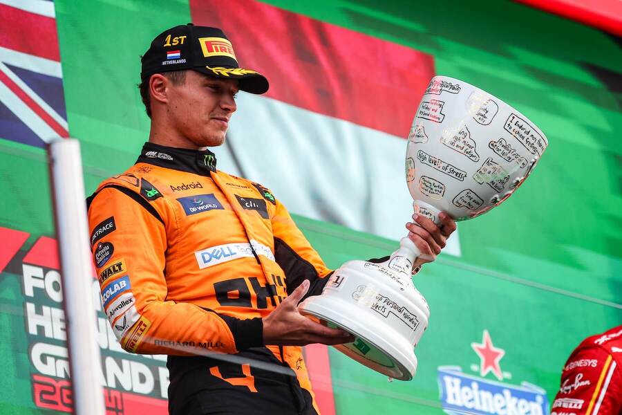 Lando Norris s vítěznou trofejí po VC Nizozemska 2024