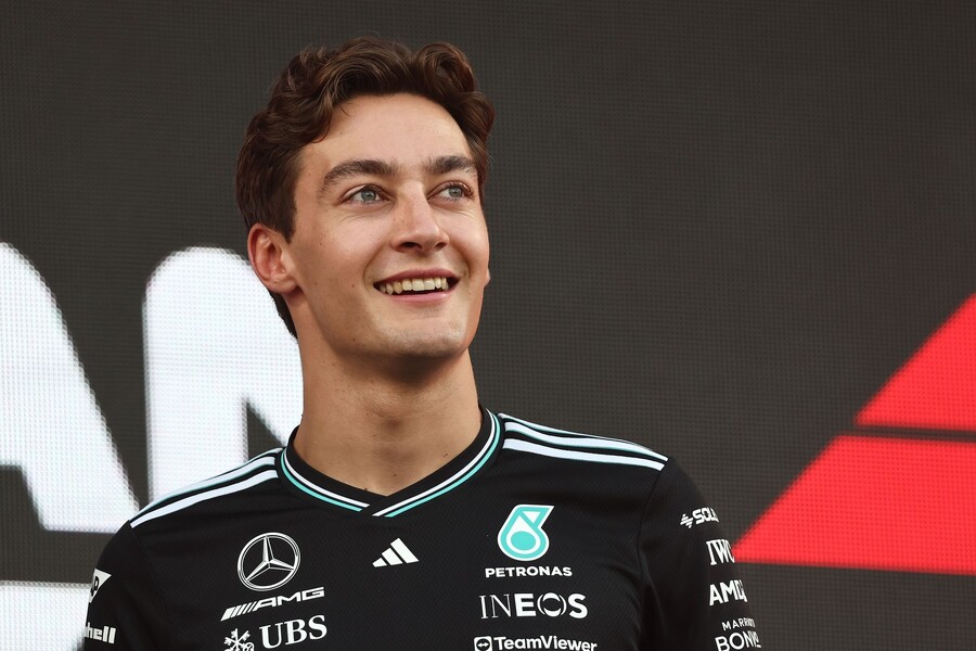 George Russell s úsměvem na tváři před Velkou Cenou Saudské Arábie 2025