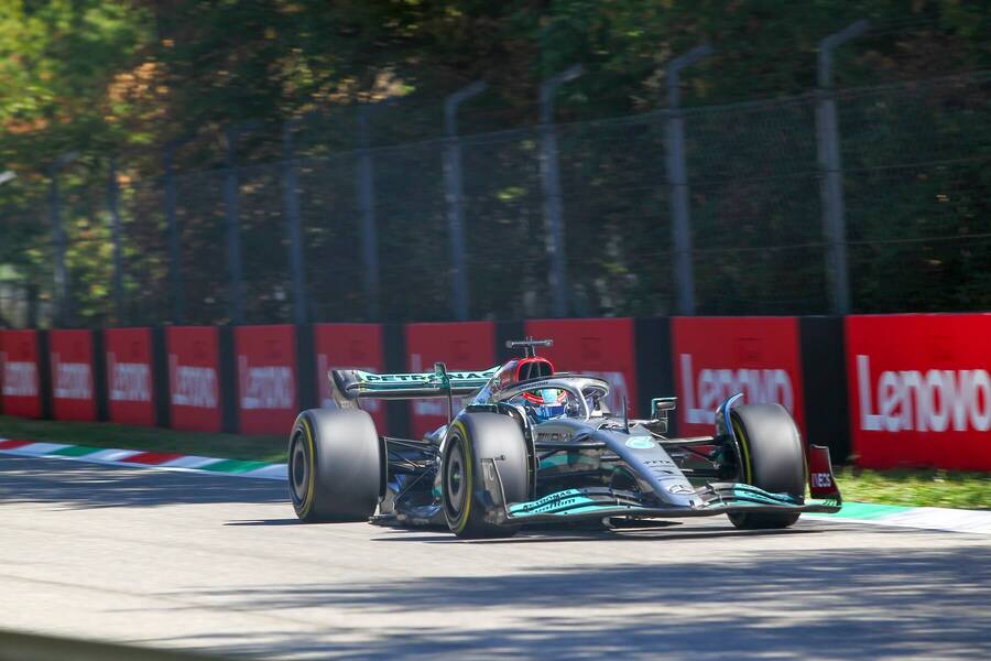 George Russell v monopostu Mercedesu z roku 2022