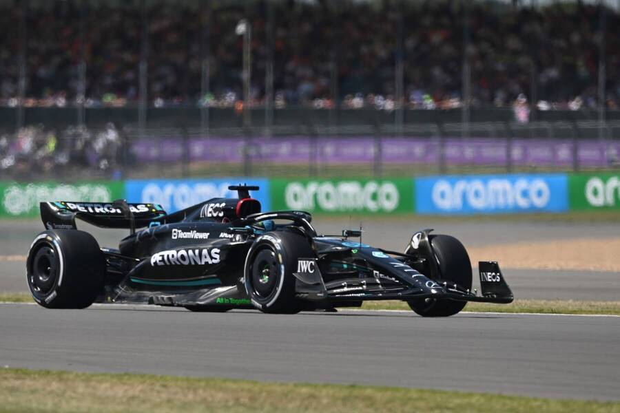 George Russell v monopostu Mercedesu z roku 2023