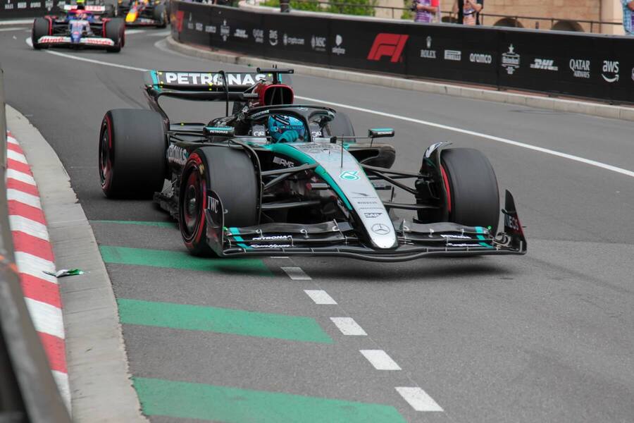 George Russell v monopostu Mercedesu z roku 2024