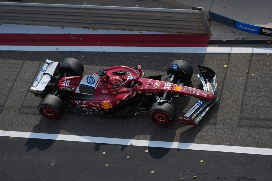Charles Leclerc vyjíždí z boxů během Velké Ceny Bahrajnu