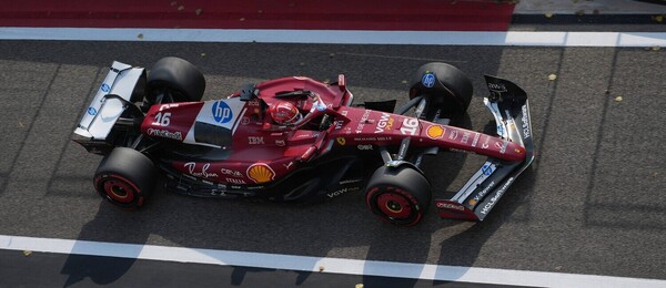 Charles Leclerc vyjíždí z boxů během Velké Ceny Bahrajnu