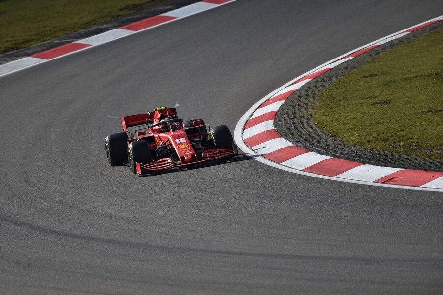 Charles Leclerc v monopostu Ferrari z roku 2020