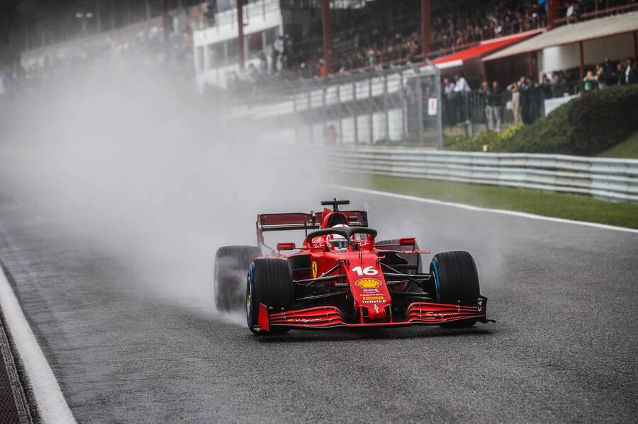 Charles Leclerc v monopostu Ferrari z roku 2021