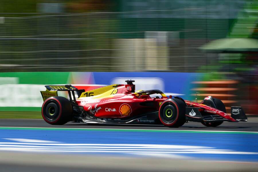 Charles Leclerc v monopostu Ferrari z roku 2022
