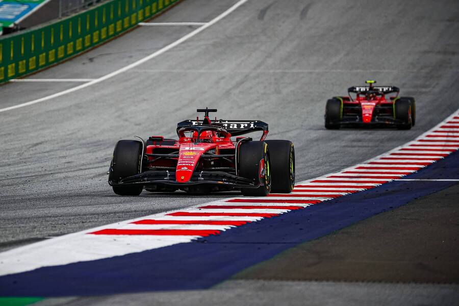 Charles Leclerc v monopostu Ferrari z roku 2023