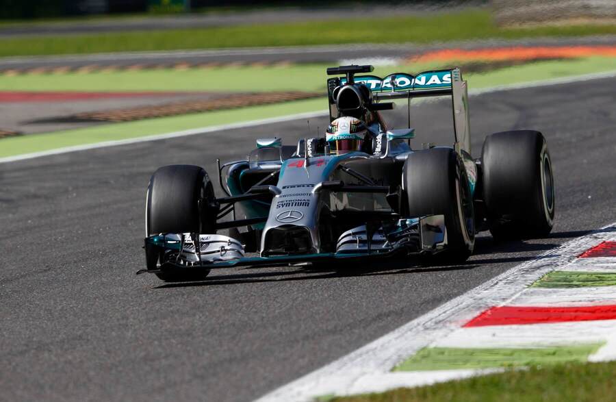Lewis Hamilton v monopostu Mercedesu z roku 2014