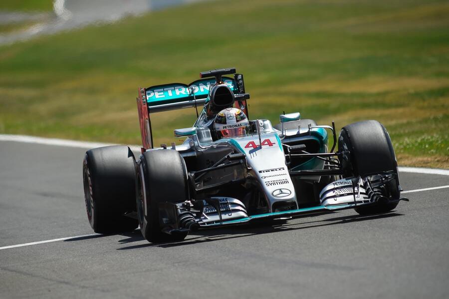 Lewis Hamilton v monopostu Mercedesu z roku 2015