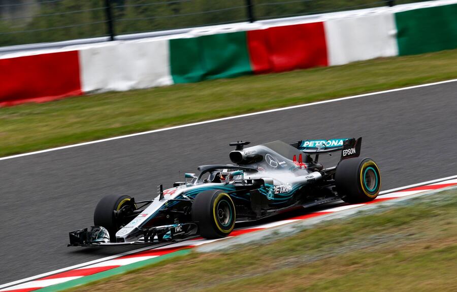 Lewis Hamilton v monopostu Mercedesu z roku 2018