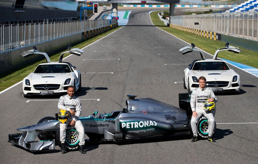 Lewis Hamilton s Nicem Rosbergem při představování nového vozu Mercedesu v roce 2013