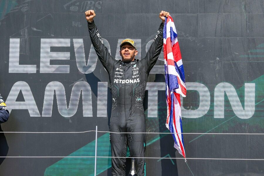 Lewis Hamilton oslavující vítězství v britské GP 2024