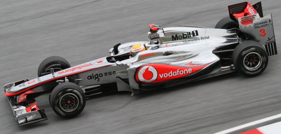 Lewis Hamilton v monopostu McLarenu z roku 2011
