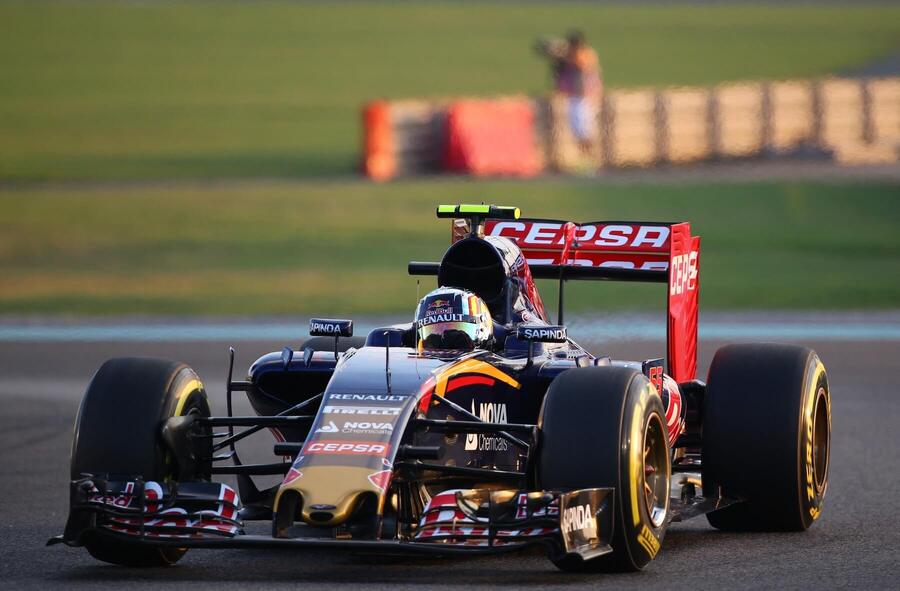 Carlos Sainz v monopostu Toro Rosso z roku 2016