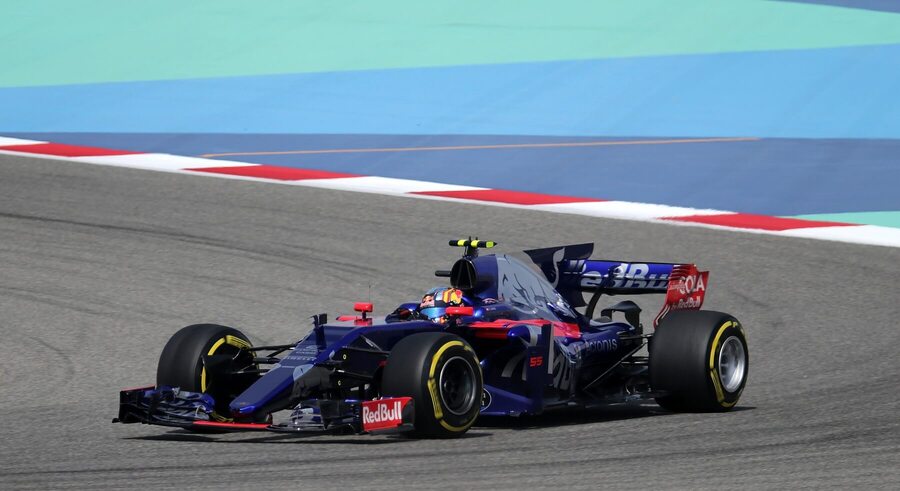 Carlos Sainz v monopostu Toro Rosso z roku 2017