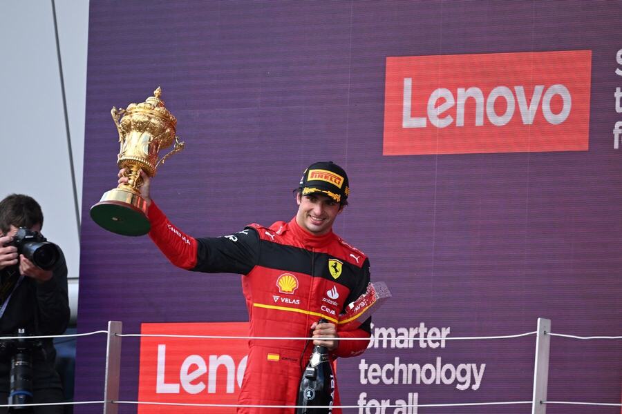 Carlos Sainz s vítěznou trofejí po GP Velké Británie 2022