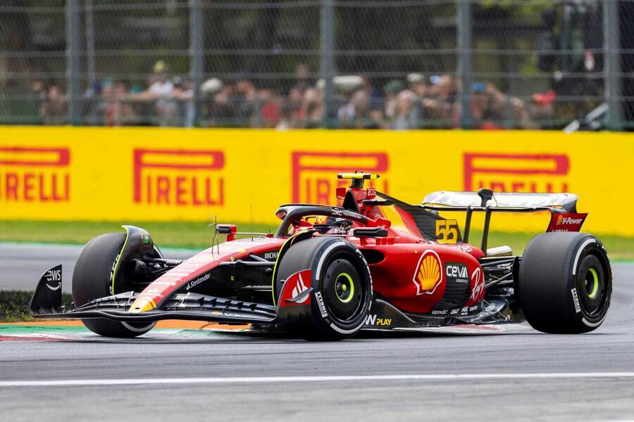 Carlos Sainz v monopostu Ferrari z roku 2023