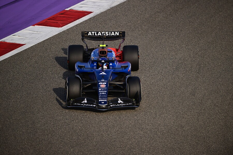 Carlos Sainz během kvlaifikace na VC Bahrajnu 2025
