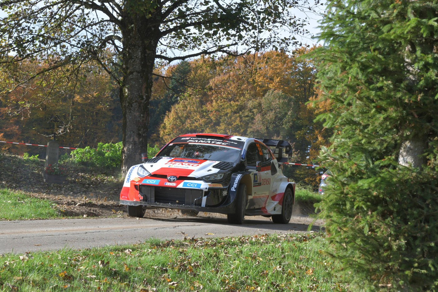 Elfyn Evans na trati Středoevropské rally, která je součástí seriálu WRC