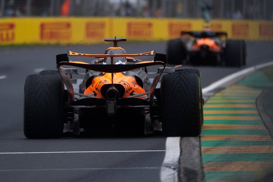 McLaren Oscara Piastriho s otevřeným systémem DRS při VC Austrálie