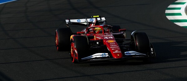 Lewis Hamilton v monopostu Ferrari během Velké ceny Saudské Arábie 2025
