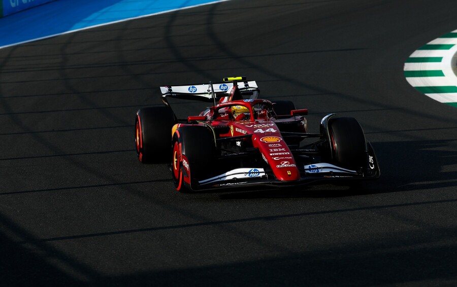 Lewis Hamilton v monopostu Ferrari během Velké ceny Saudské Arábie 2025