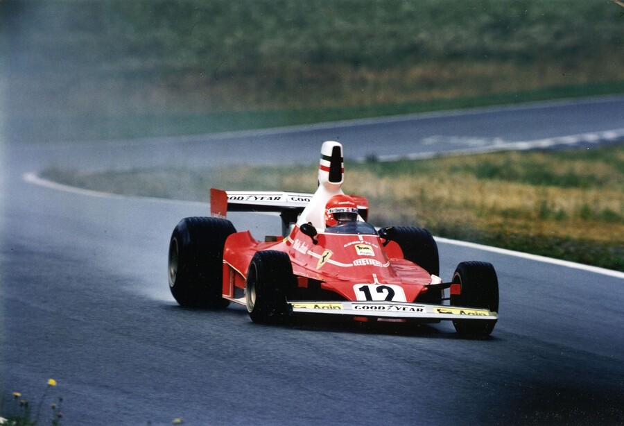 Niki Lauda ve svém Ferrari v roce 1975 při Velké ceně Rakouska