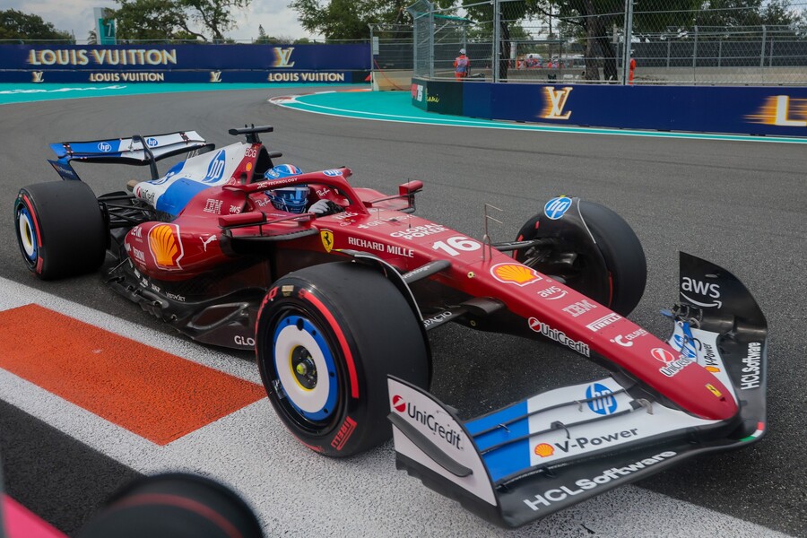 Ferrari Charlese Leclerca se speciálním lakováním během závodu v Miami 2025