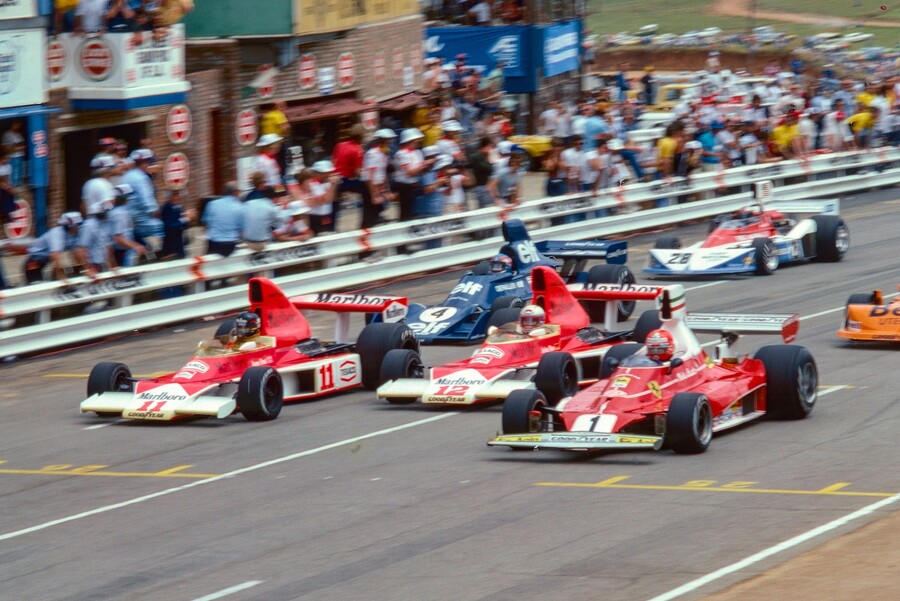 James Hunt (vlevo) společně s Jochenem Massem (uprostřed) a Nikim Laudou během startu Velké ceny Jihoafrické republiky 1976