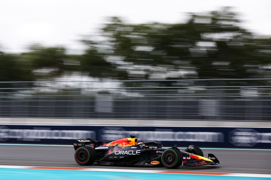Max Verstappen v monopostu Red Bull Racing během velké ceny Miami 2024