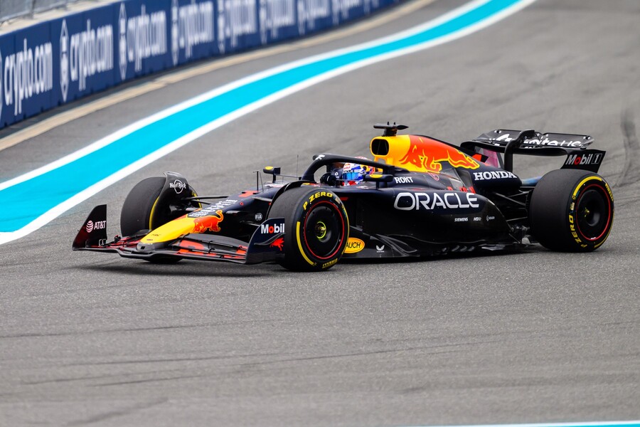 Max Verstappen v RB21 během VC Miami 2025