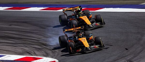 Jezdci McLarenu Oscar Piastri (vpředu) a Lando Norris v souboji během závodu Formule 1.