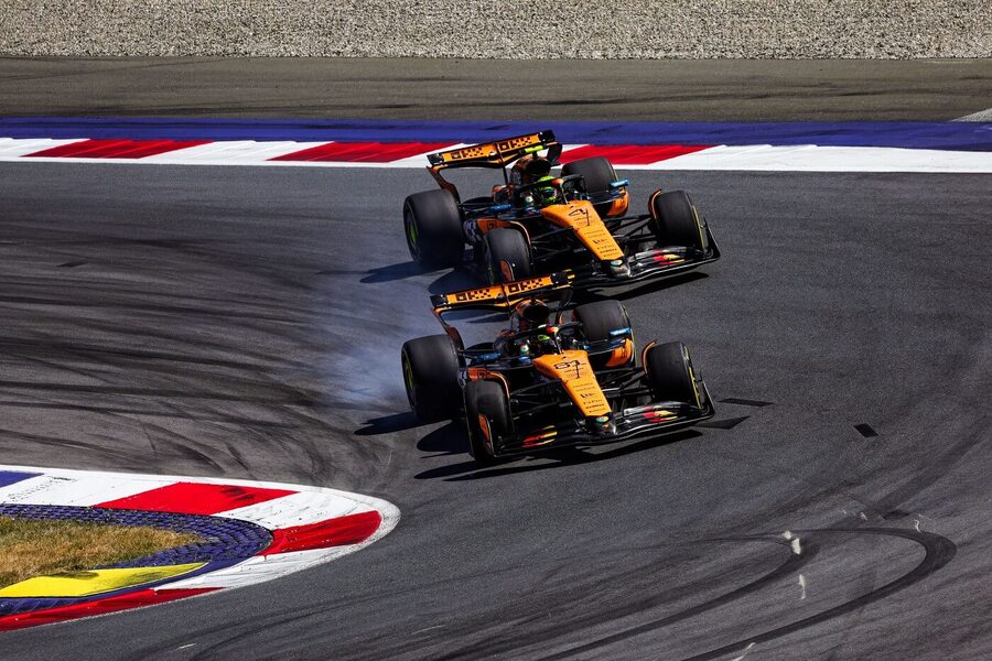 Jezdci McLarenu Oscar Piastri (vpředu) a Lando Norris v souboji během závodu Formule 1.