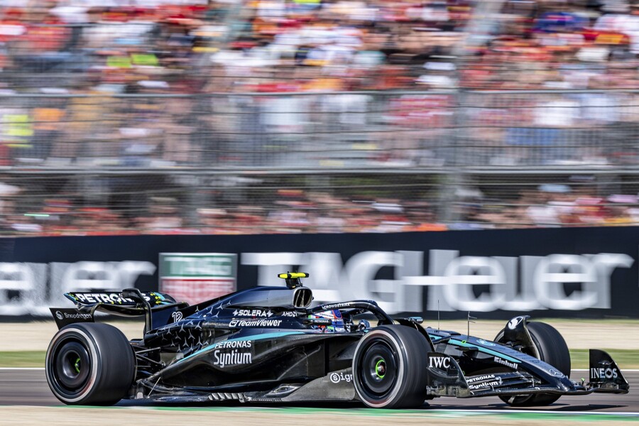 Andrea Kimi Antonelli v monopostu W16 při Velké ceně Emilia-Romagna 2025