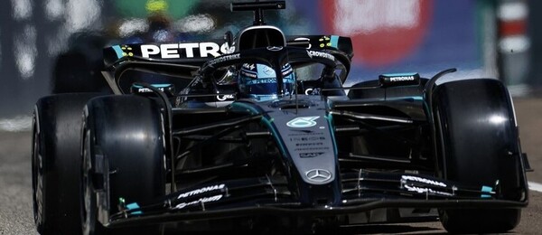 George Russell v monopostu Mercedesu během závodu v Imole 2025