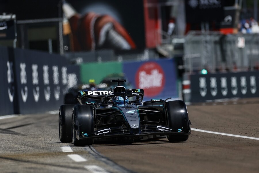 George Russell v monopostu Mercedesu během závodu v Imole 2025