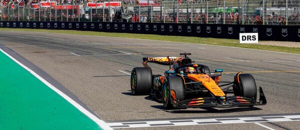Oscar Piastri z McLarenu na okruhu v Imole