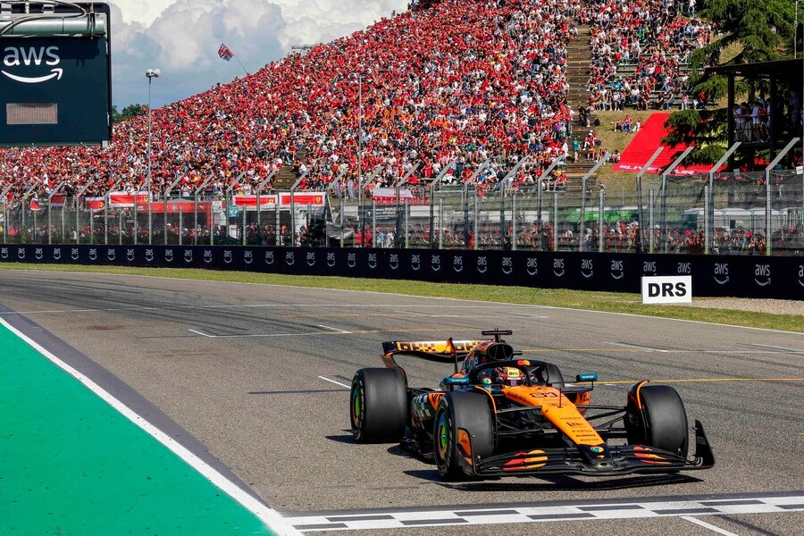 Oscar Piastri z McLarenu na okruhu v Imole